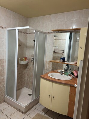 Dusche, Haartrockner, Bidet, Handtücher