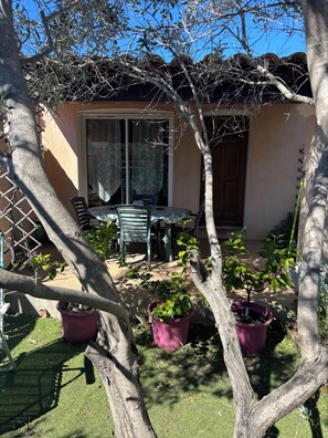 Outdoor dining - Provencal house near town center and beaches (Le Pradet)