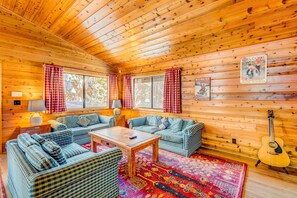 TV, fireplace, video games, DVD player - Fun home with foosball table - near on-site golf, pools & hot tub (NorthStar-Truckee)