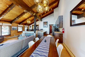 Dining - Dog-friendly mountain retreat with private hot tub, fireplace & views, sleeps 8 (Stateline)