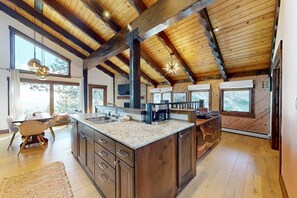 Fridge, microwave, oven, stovetop - Dog-friendly mountain retreat with private hot tub, fireplace & views, sleeps 8 (Stateline)