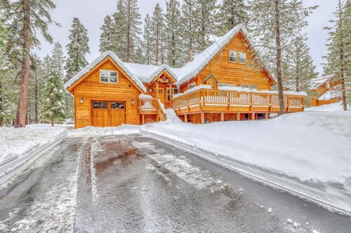 Lovely mountain cabin with hot tub, pools, sauna & dock - near skiing, golf