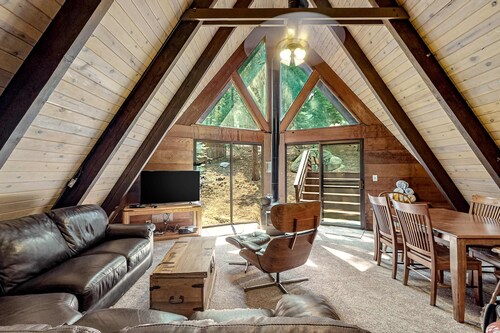 Quiet A-frame cabin near town with forest views & WiFi - dog-friendly