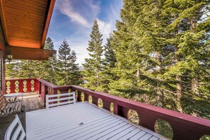 Terrace/patio - Lakeview home with WiFi,billiards, & Ping-Pong (South Lake Tahoe)