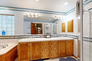 Een douche, een haardroger, handdoeken, shampoo