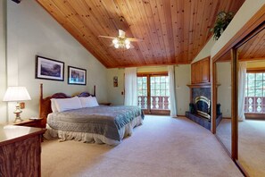 Desk, WiFi, bed sheets - Lakeview home with WiFi,billiards, & Ping-Pong (South Lake Tahoe)