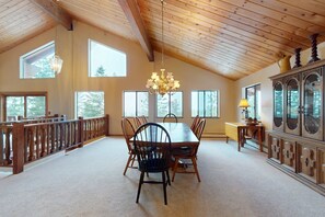 Dining - Lakeview home with WiFi,billiards, & Ping-Pong (South Lake Tahoe)
