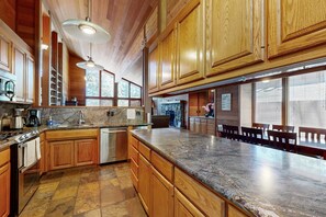 Fridge, microwave, oven, stovetop - 2 Suites & Fireplace - 2 Decks, HVAC, & Grill (Tahoe City)