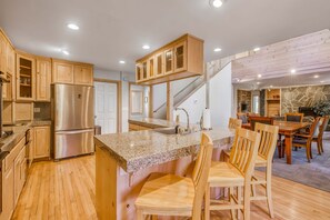 Fridge, microwave, oven, stovetop - Friendly Home with Fast WiFi, and Gas Fireplace (Truckee)
