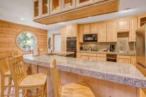 Fridge, microwave, oven, stovetop - Friendly Home with Fast WiFi, and Gas Fireplace (Truckee)