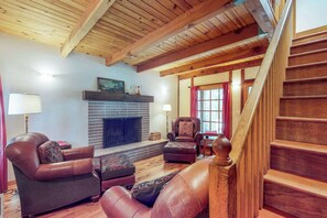 Living area - Tahoma hideaway near lake, trails & mountain vibes (Tahoma)