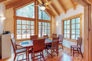 Dining - Tahoma hideaway near lake, trails & mountain vibes (Tahoma)