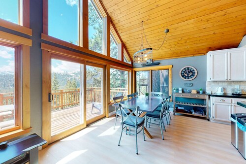Beautiful sunlit home with fast WiFi, wood stove, washer&dryer, foosball