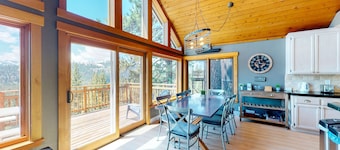 Beautiful sunlit home with fast WiFi, wood stove, washer&dryer, foosball