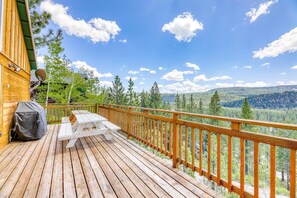 Outdoor dining - Beautiful sunlit home with fast WiFi, wood stove, washer&dryer, foosball (Truckee)