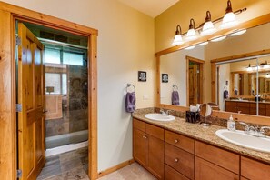 Shower, hair dryer, towels - Quiet mountain home w/private deck/gas grill/shared pool - near lakes (Truckee)