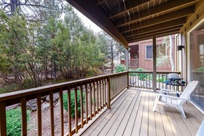 Property grounds - Quiet mountain home w/private deck/gas grill/shared pool - near lakes (Truckee)