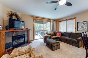 TV, fireplace, offices - Quiet mountain home w/private deck/gas grill/shared pool - near lakes (Truckee)