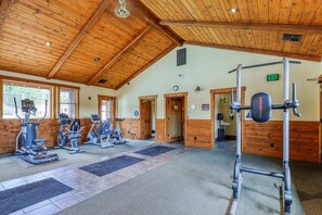 Fitness facility - Quiet mountain home w/private deck/gas grill/shared pool - near lakes (Truckee)