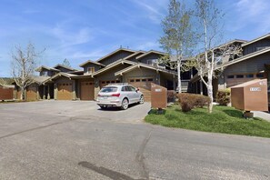Exterior - Beautiful condo w/ deck, close to town & skiing (Truckee)