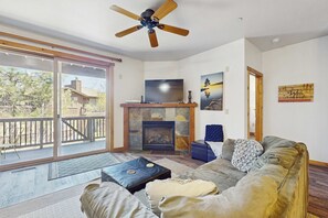 TV, fireplace, DVD player, offices - Beautiful condo w/ deck, close to town & skiing (Truckee)