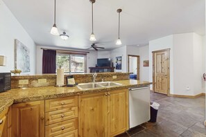 Interior - Beautiful condo w/ deck, close to town & skiing (Truckee)