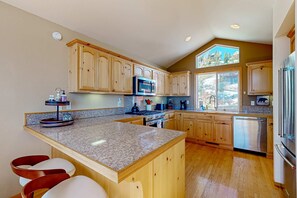 Fridge, microwave, oven, stovetop - Serene home with mountain views, deck, fireplace, BBQ, (Truckee)
