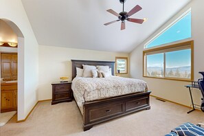 Desk, WiFi, bed sheets - Serene home with mountain views, deck, fireplace, BBQ, (Truckee)