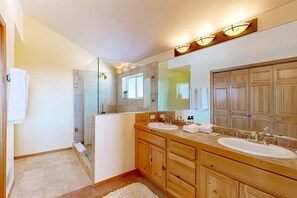 Shower, hair dryer, towels, shampoo - Serene home with mountain views, deck, fireplace, BBQ, (Truckee)