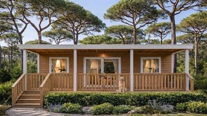 A wooden cabin with a porch, steps, and a dog. - Delta Open Air Resort (Porto Garibaldi)