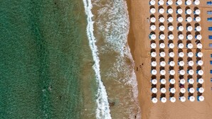 An aerial view of a beach with rows of umbrellas and sun loungers. - Delta Open Air Resort (Porto Garibaldi)