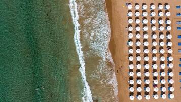 Aan een privéstrand, wit zand