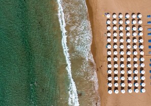 Playa privada y playa de arena blanca 