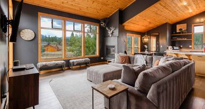 House in Truckee with a full kitchen and hot tub
