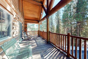 Property grounds - Dog-Friendly Classic Log Cabin with Game Room, Deck & Views (Truckee)