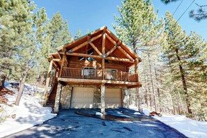 Exterior - Dog-Friendly Classic Log Cabin with Game Room, Deck & Views (Truckee)