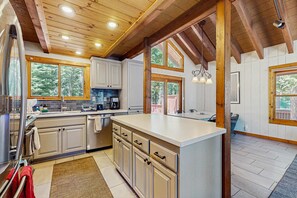 Fridge, microwave, oven, stovetop - Wonderful Lodging with Private Hot Tub, Shared Pool & Amenities, & Large Deck (Truckee)