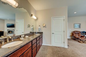 Interior - Spacious Balcony & Fireplaces - Minutes to Lake (South Lake Tahoe)