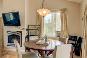 Dining - Spacious Balcony & Fireplaces - Minutes to Lake (South Lake Tahoe)
