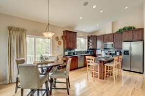 Fridge, microwave, oven, stovetop - Spacious Balcony & Fireplaces - Minutes to Lake (South Lake Tahoe)