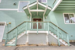 Exterior detail - Spacious Balcony & Fireplaces - Minutes to Lake (South Lake Tahoe)