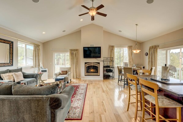 TV, fireplace, DVD player, offices - Spacious Balcony & Fireplaces - Minutes to Lake (South Lake Tahoe)