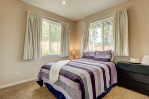 4 bedrooms, iron/ironing board, WiFi, bed sheets - Spacious Balcony & Fireplaces - Minutes to Lake (South Lake Tahoe)