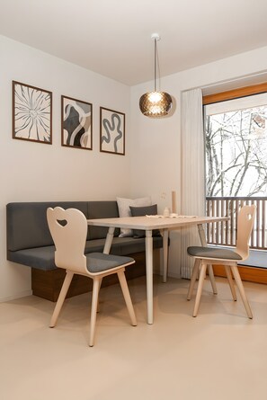 Dining - Apartment “N°2” with Mountain View, Private Terrace and Wi-Fi (Hüttschlag)