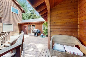 Terrace/patio - Lake Tahoe Cabin with Hot Tub, Private Studio & Yard - Near Resorts (Tahoe City)