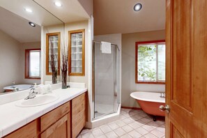 Shower, hair dryer, towels - Lake Tahoe Cabin with Hot Tub, Private Studio & Yard - Near Resorts (Tahoe City)