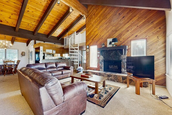 TV, fireplace, DVD player, stereo - Kingsbury Grade home with fireplace & easy access to beaches & skiing, sleeps 6 (Stateline)