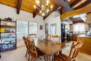 Dining - Kingsbury Grade home with fireplace & easy access to beaches & skiing, sleeps 6 (Stateline)