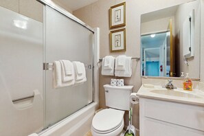 Shower, hair dryer, towels, shampoo - Kingsbury Grade home with fireplace & easy access to beaches & skiing, sleeps 6 (Stateline)
