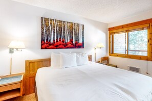 Een bureau, een strijkplank/strijkijzer, wifi, beddengoed